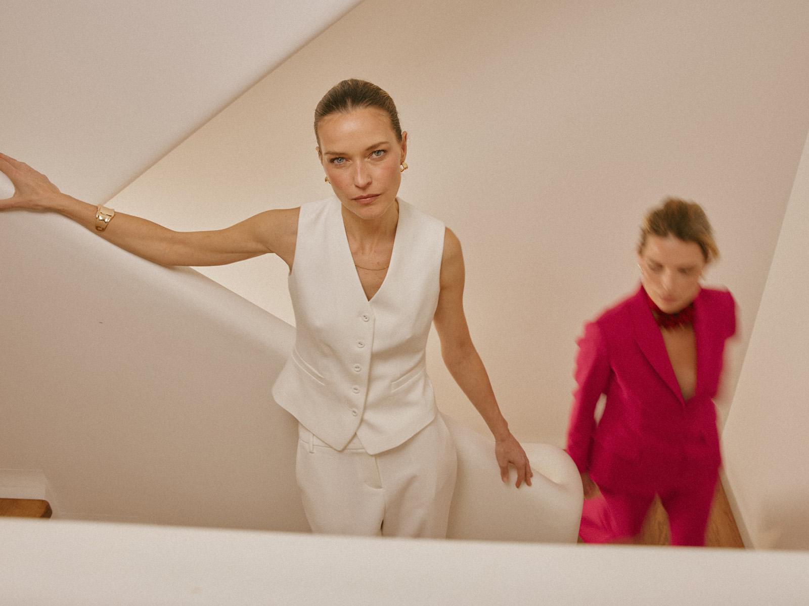 Garnitur damski od TATUUM – symbol nowoczesnej elegancji i kobiecej siły.